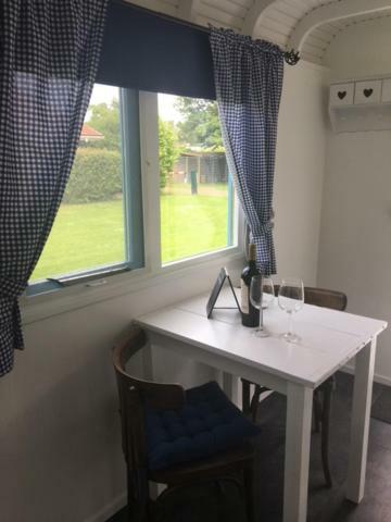 Shepherds Hut Оостворне Екстериор снимка